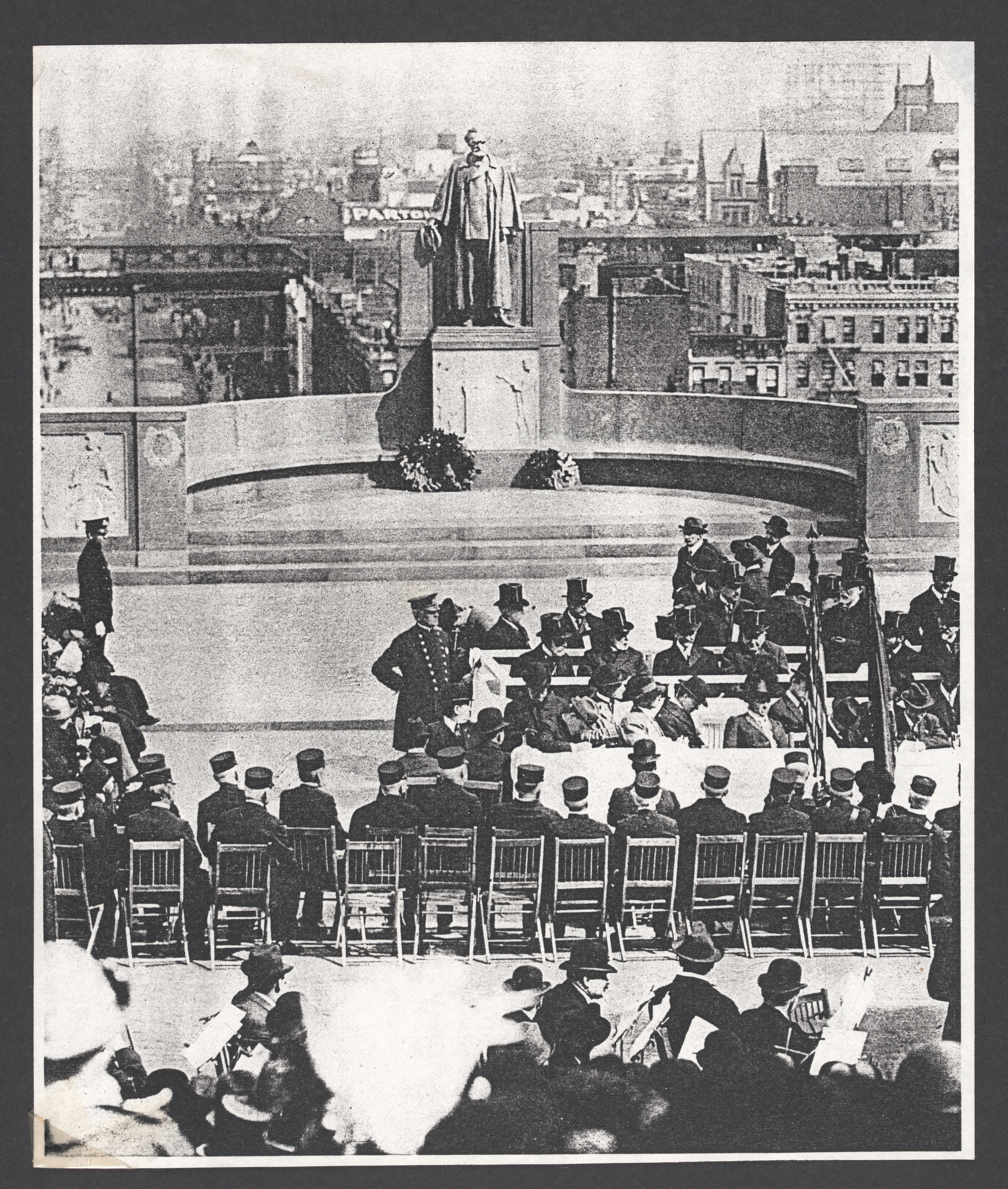 Fotografien einer Statue von Carl Schurz in New York (USA). Angefertigt von Karl Bitter und errichtet 1913 in einem Park. 