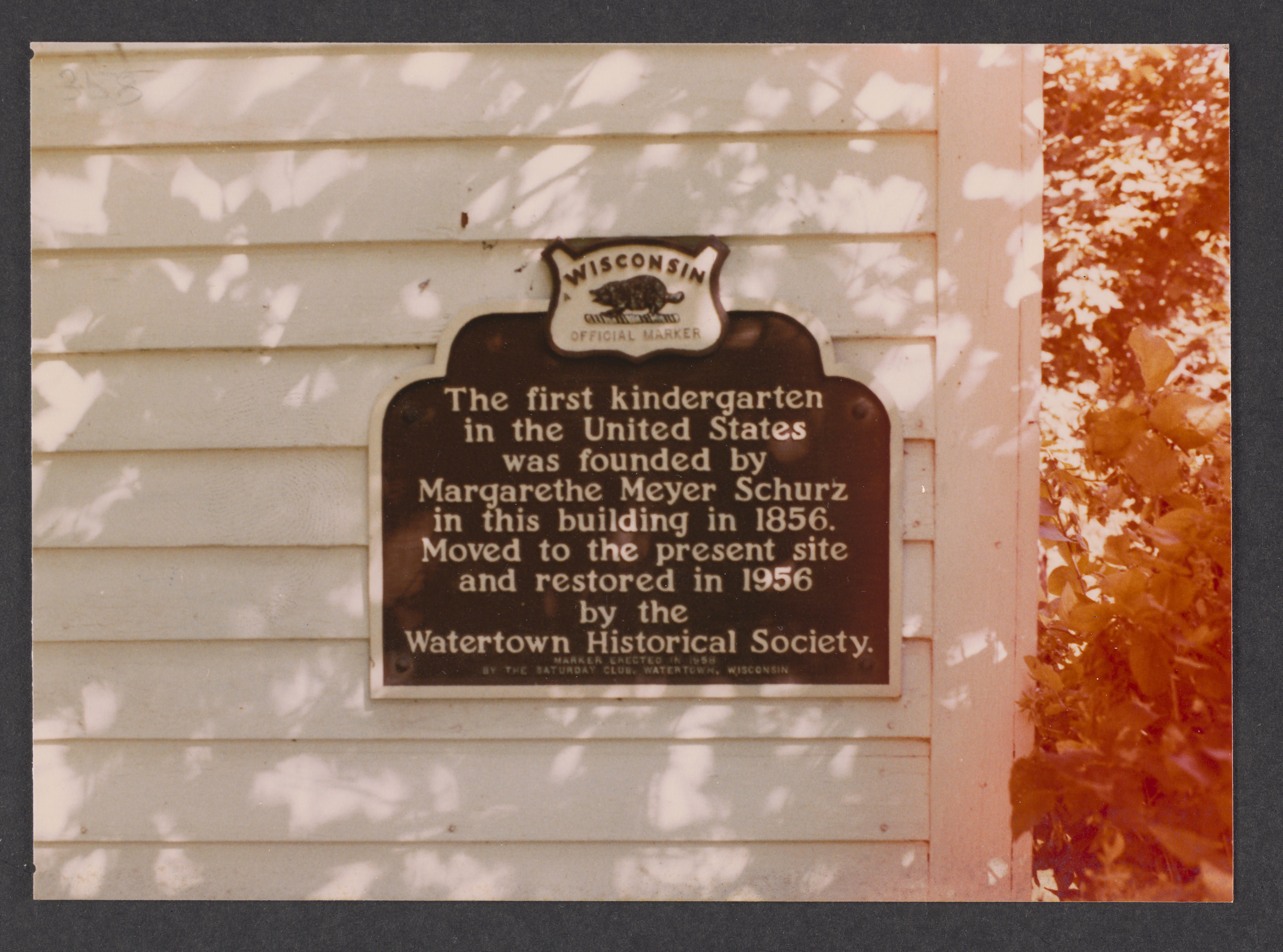 Watertown (USA): Fotografie der Inschrift an dem von Margarethe Meyer-Schurz gegründeten Kindergarten. 