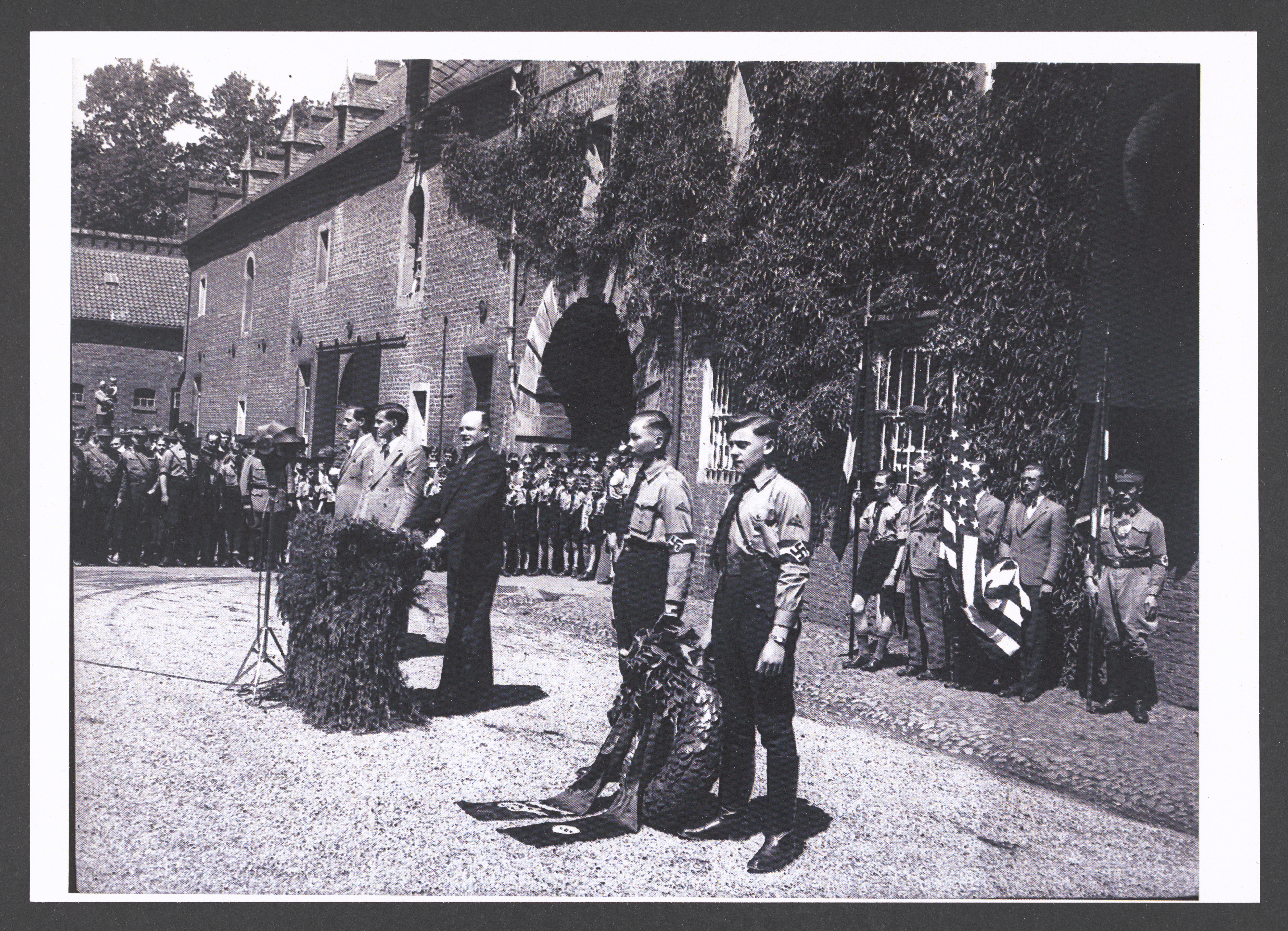 Zehnjahresfeier der Vereinigung Carl Schurz (Berlin) und Anbringung der Carl-Schurz-Plakette an der Vorburg von Schloss Gracht, 23.05.1936