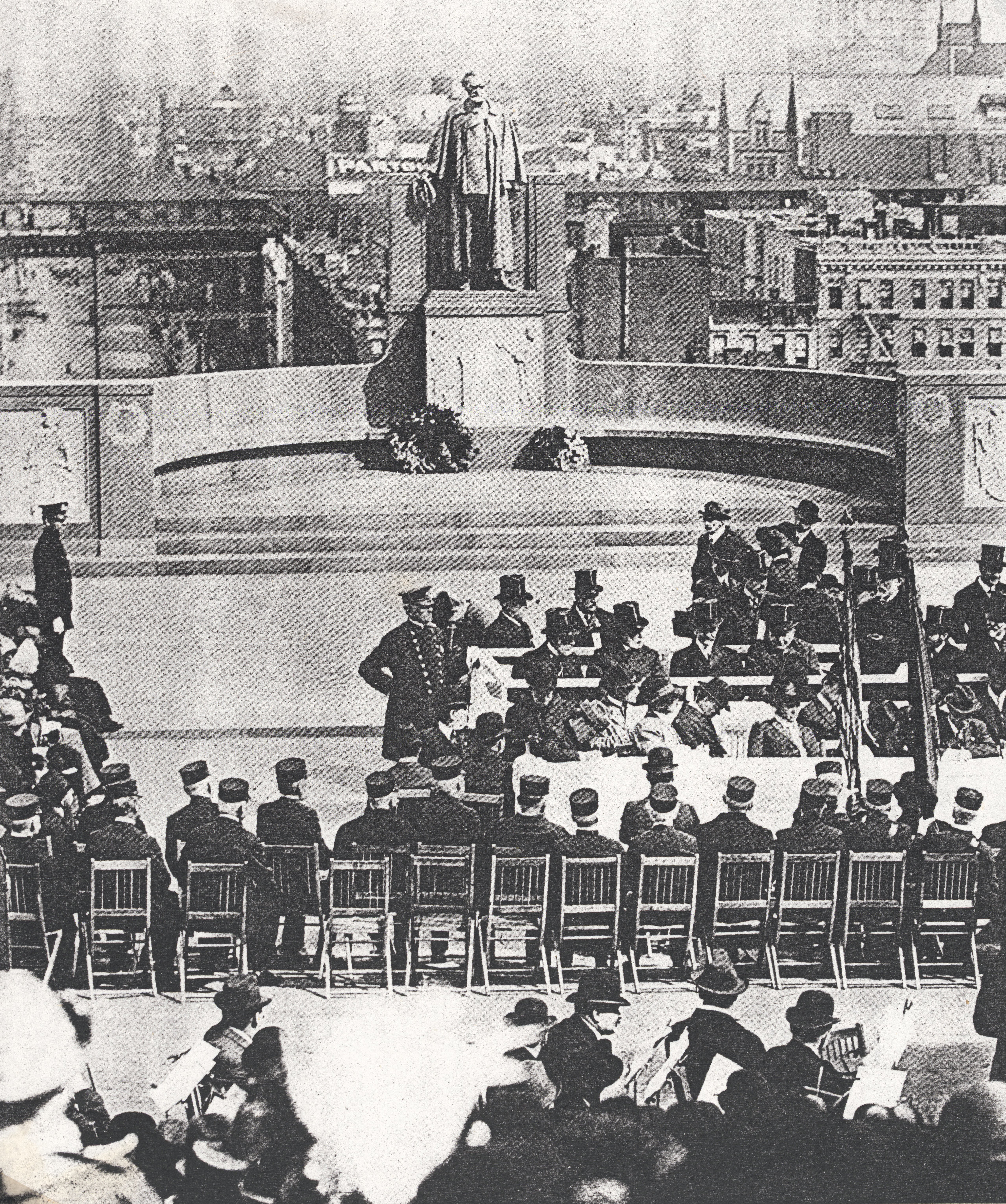 Fotografien einer Statue von Carl Schurz in New York (USA). Angefertigt von Karl Bitter und errichtet 1913 in einem Park. 