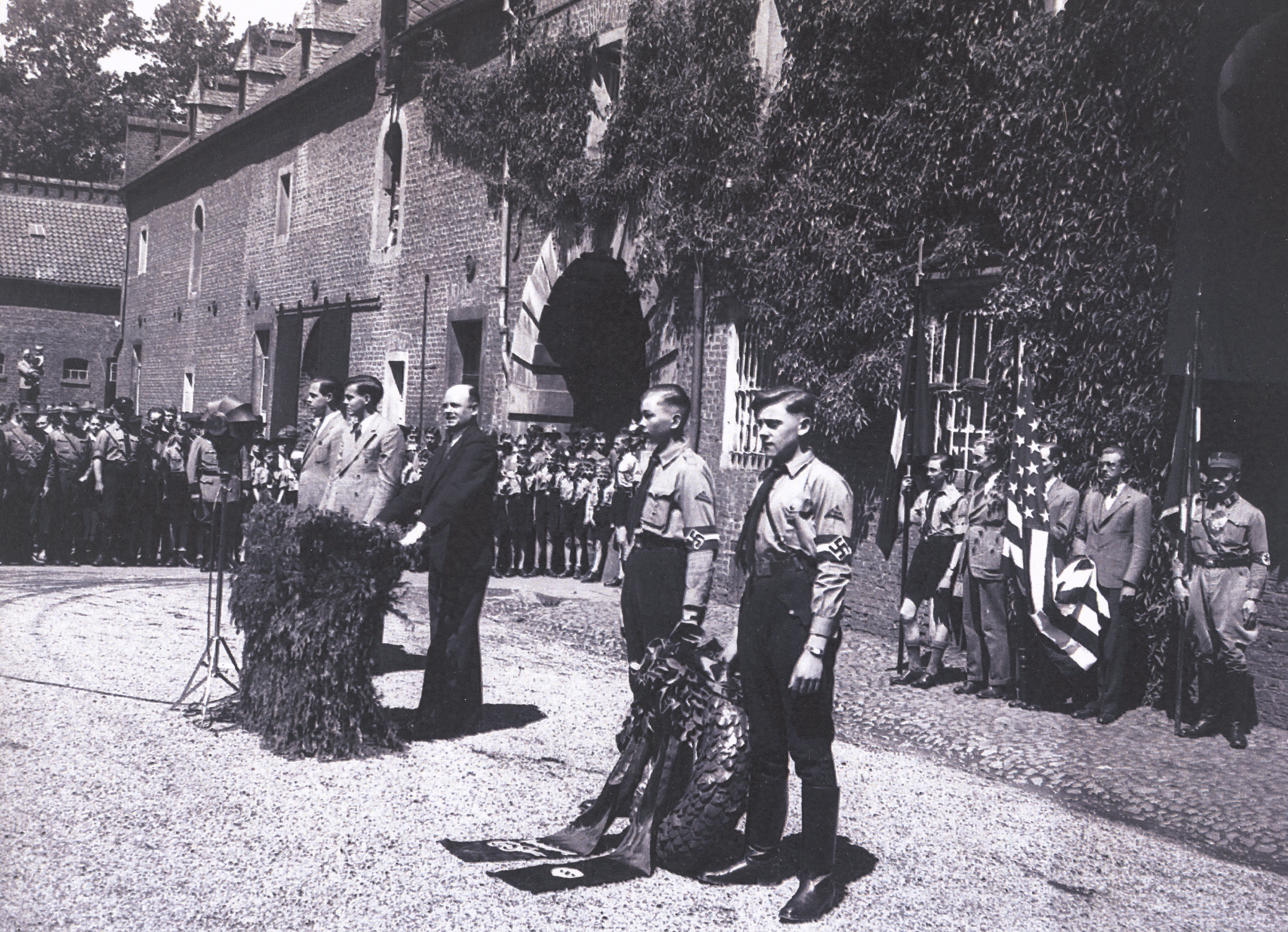 Zehnjahresfeier der Vereinigung Carl Schurz (Berlin) und Anbringung der Carl-Schurz-Plakette an der Vorburg von Schloss Gracht, 23.05.1936