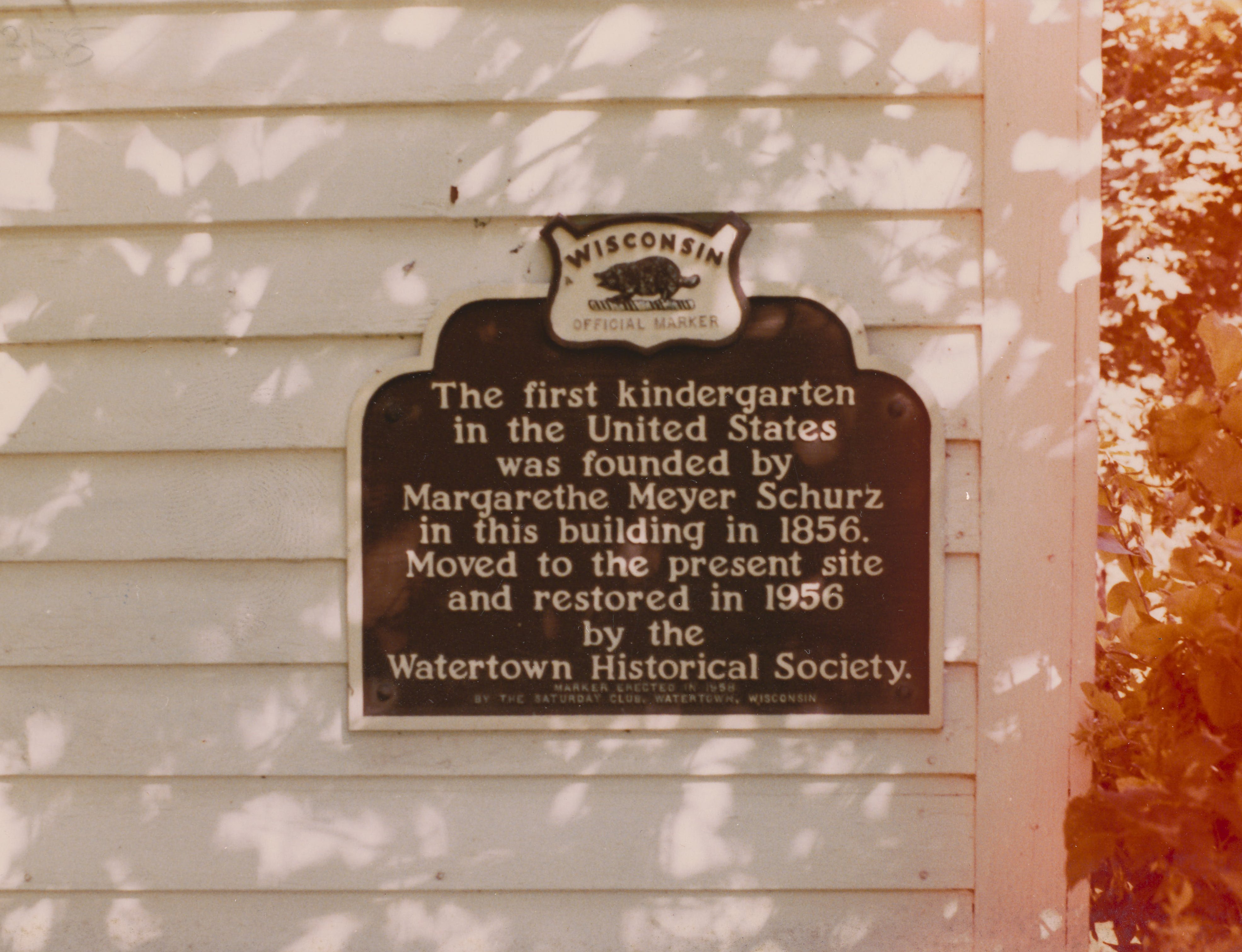 Watertown (USA): Fotografie der Inschrift an dem von Margarethe Meyer-Schurz gegründeten Kindergarten. 
